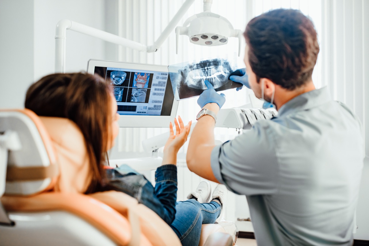 Dentiste en train d'analyser une radiologie