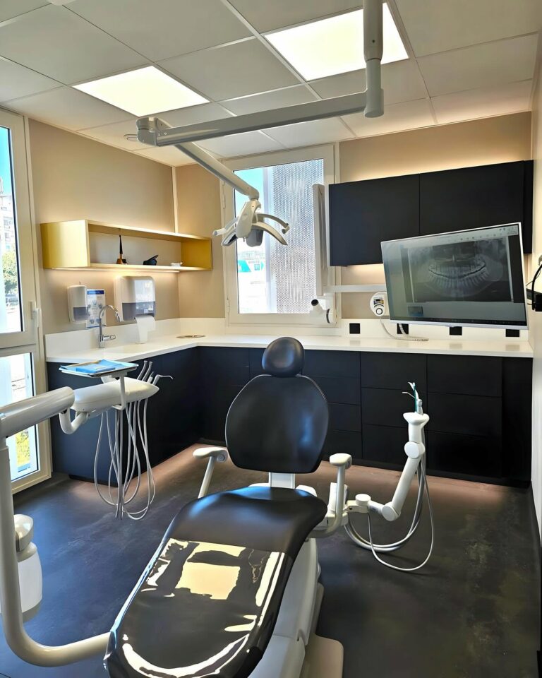 Salle de soins équipée du cabinet Dentalpéi
