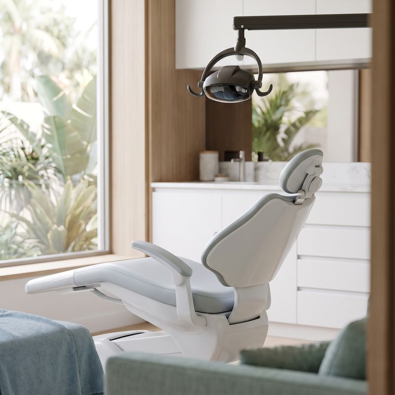 Fauteuil de soins dentaires dans une salle d'examen lumineuse