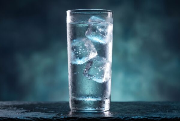 Verre d'eau glacée couvert de buée, en gros plan