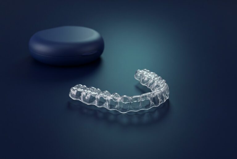 Aligneur orthodontique transparent posé près de son étui (image de synthèse)