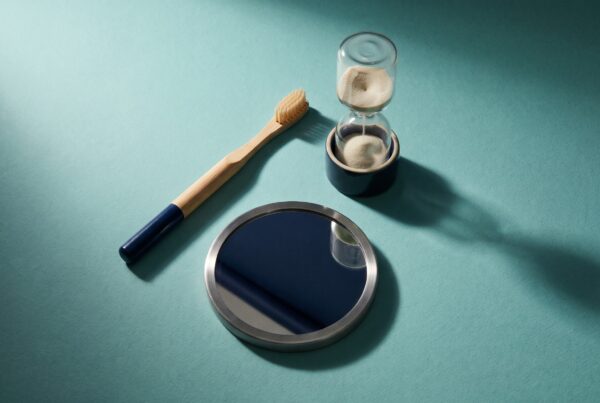 Brosse à dents d'enfant, sablier et petit miroir, vue de dessus