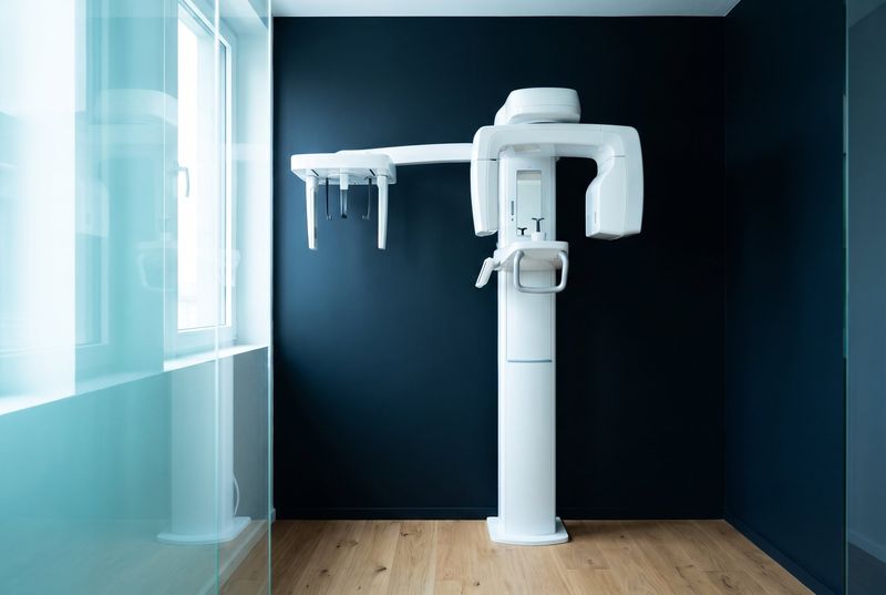 Appareil de radiographie panoramique et céphalométrique dans une salle d'imagerie dentaire